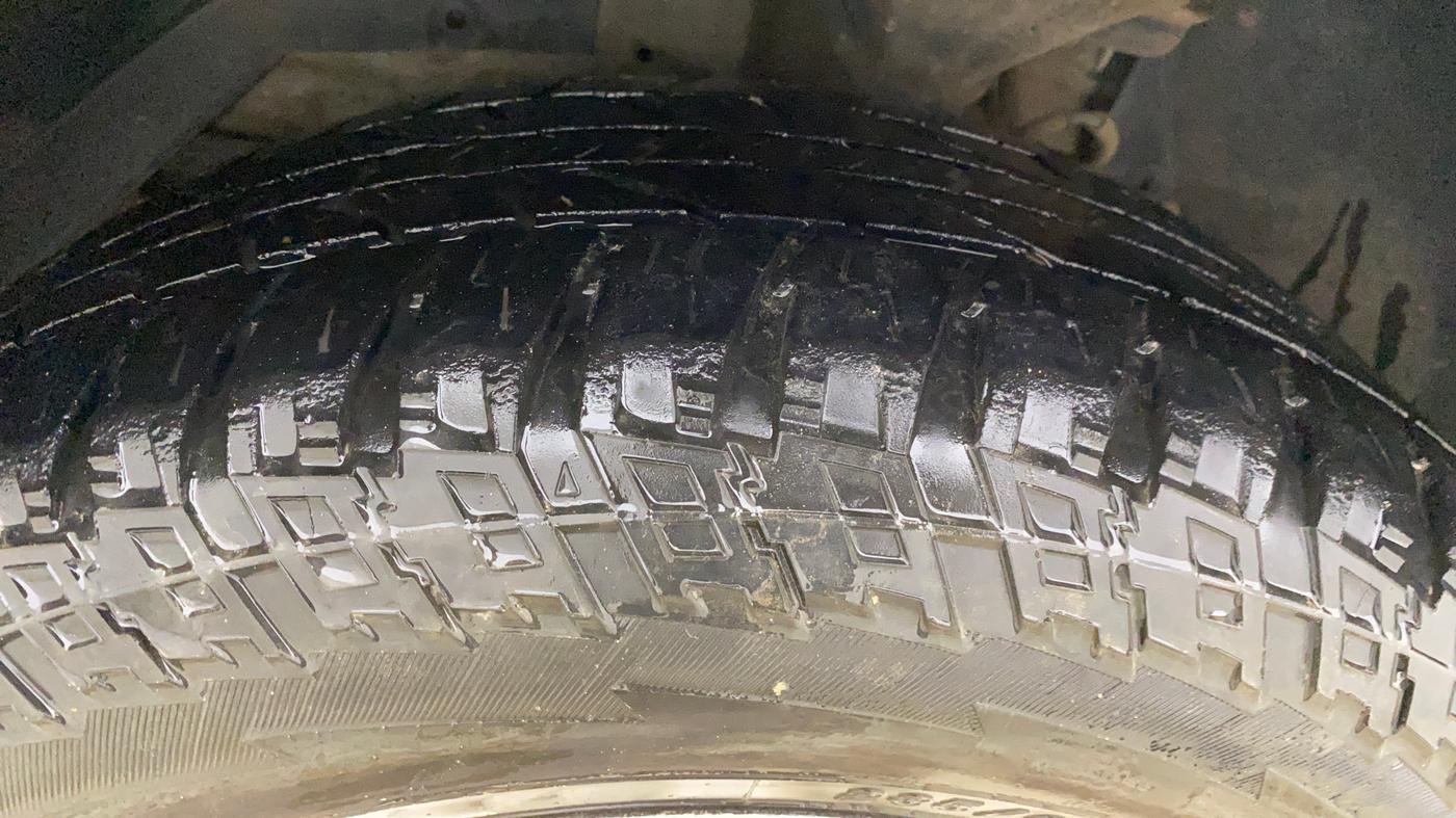 2016 Mahindra XUV500 W10 AT, Diesel, Automatic, 1,22,669 km, Left Front Tyre Tread