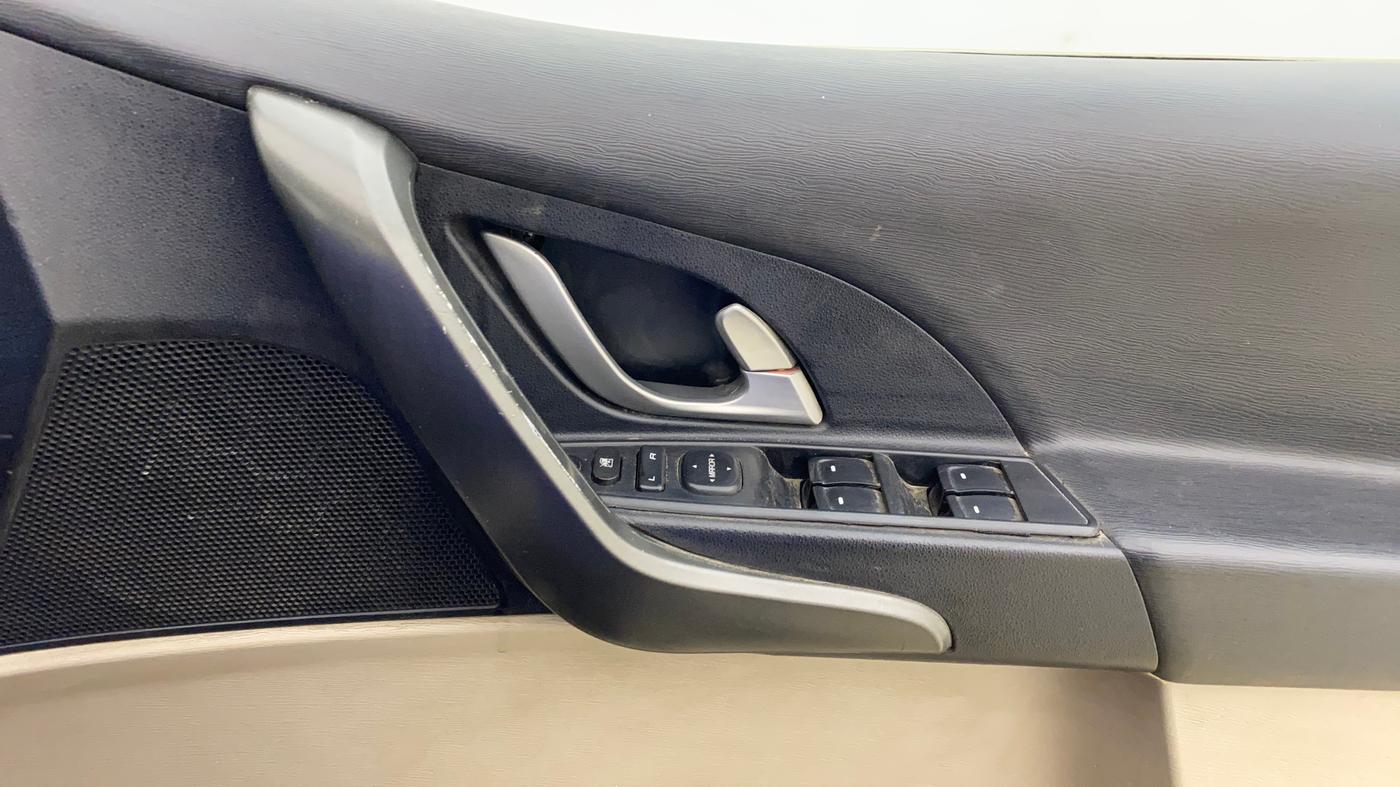 2016 Mahindra XUV500 W10 AT, Diesel, Automatic, 1,22,669 km, Driver Side Door Panels Control