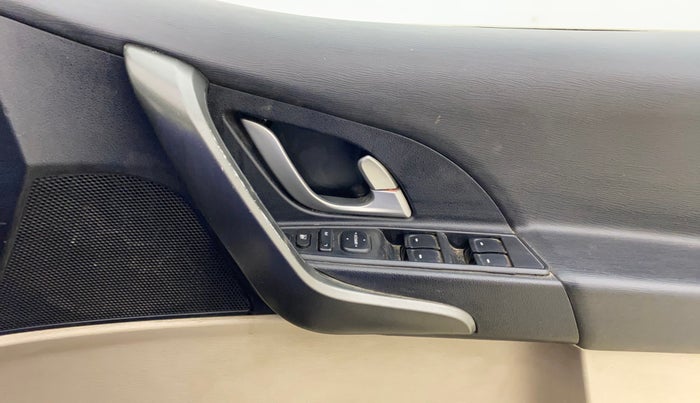 2016 Mahindra XUV500 W10 AT, Diesel, Automatic, 1,22,657 km, Driver Side Door Panels Control