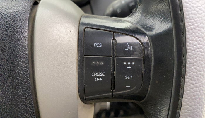 2016 Mahindra XUV500 W10 AT, Diesel, Automatic, 1,22,657 km, Adaptive Cruise Control