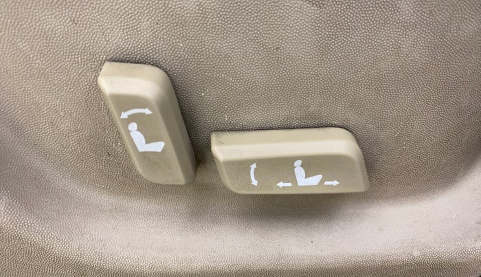 2016 Mahindra XUV500 W10 AT, Diesel, Automatic, 1,22,657 km, Driver Side Adjustment Panel