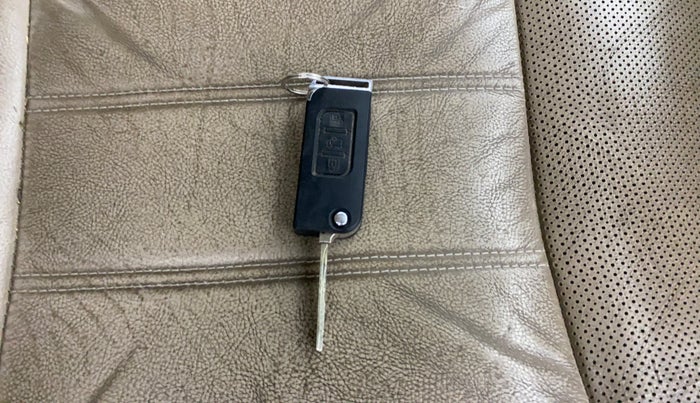 2016 Mahindra XUV500 W10 AT, Diesel, Automatic, 1,22,657 km, Key Close Up