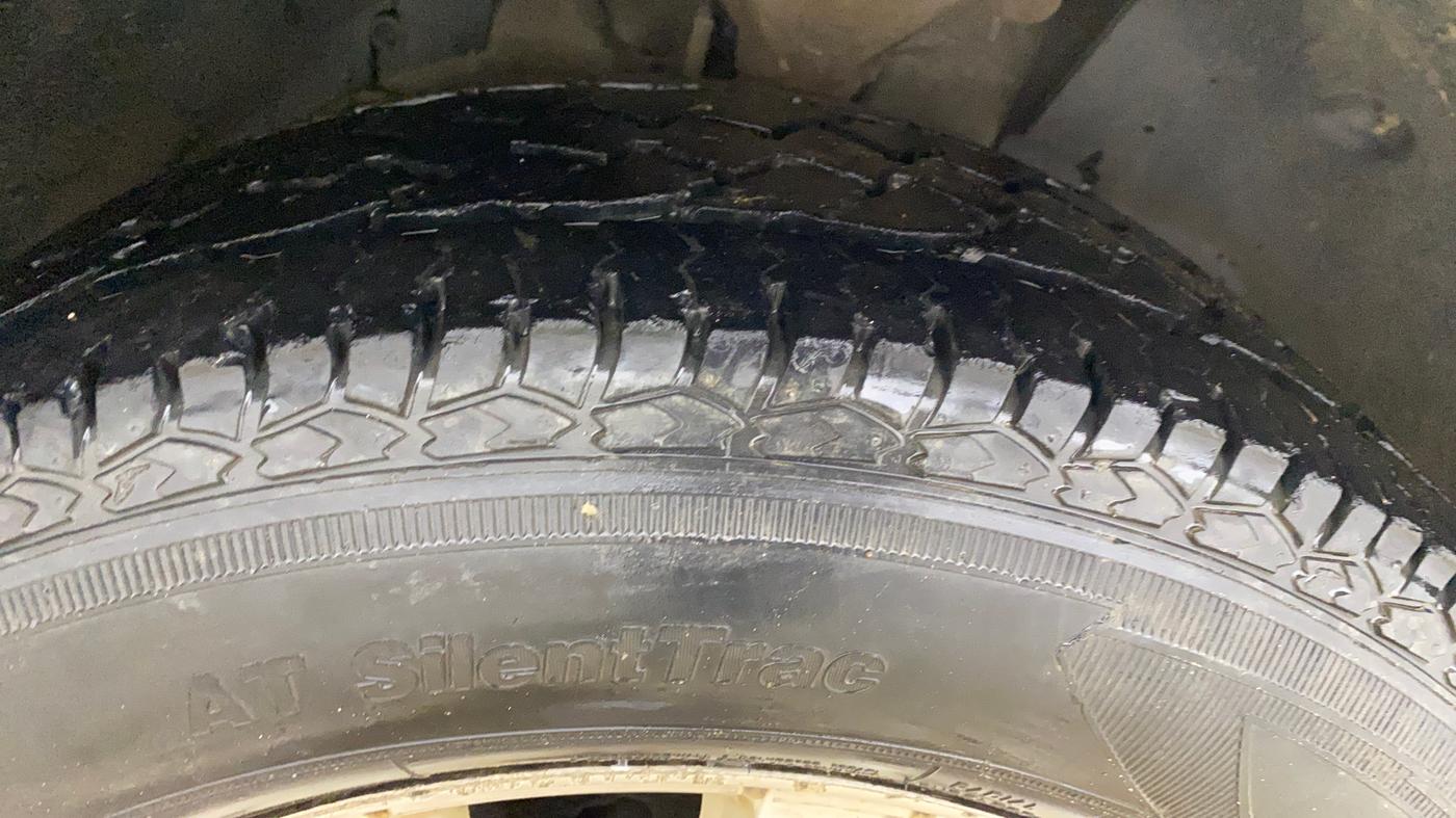 2016 Mahindra XUV500 W10 AT, Diesel, Automatic, 1,22,669 km, Right Front Tyre Tread
