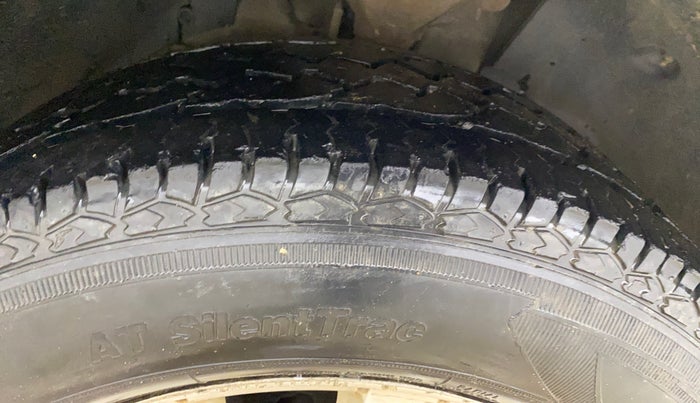 2016 Mahindra XUV500 W10 AT, Diesel, Automatic, 1,22,657 km, Right Front Tyre Tread