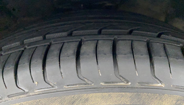 2015 Hyundai New Elantra SX 1.8 MT, Petrol, Manual, 32,294 km, Right Front Tyre Tread