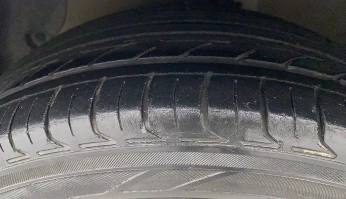 2017 Hyundai Grand i10 MAGNA AT 1.2 KAPPA VTVT, Petrol, Automatic, 62,458 km, Left Front Tyre Tread