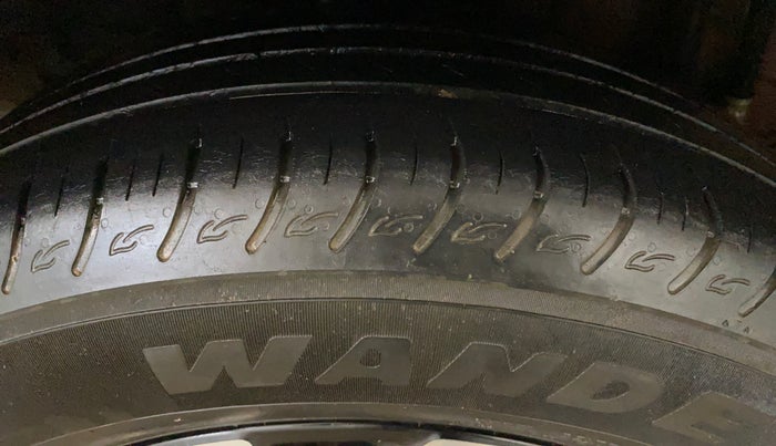 2022 KIA CARENS LUXURY PLUS 1.4 PETROL DCT 7 STR, Petrol, Automatic, 37,117 km, Right Rear Tyre Tread