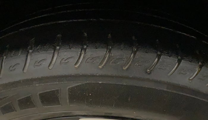 2022 KIA CARENS LUXURY PLUS 1.4 PETROL DCT 7 STR, Petrol, Automatic, 37,117 km, Left Front Tyre Tread