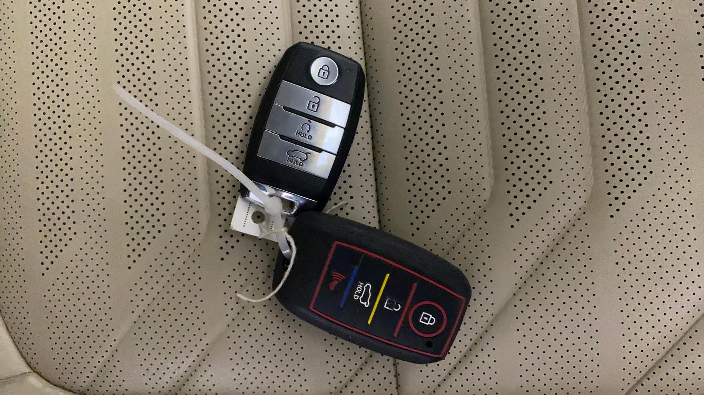 2022 KIA CARENS LUXURY PLUS 1.4 PETROL DCT 7 STR, Petrol, Automatic, 37,117 km, Key Close Up