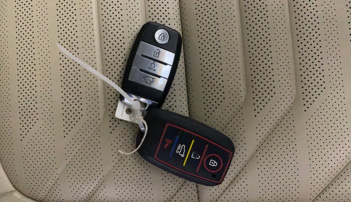 2022 KIA CARENS LUXURY PLUS 1.4 PETROL DCT 7 STR, Petrol, Automatic, 37,117 km, Key Close Up