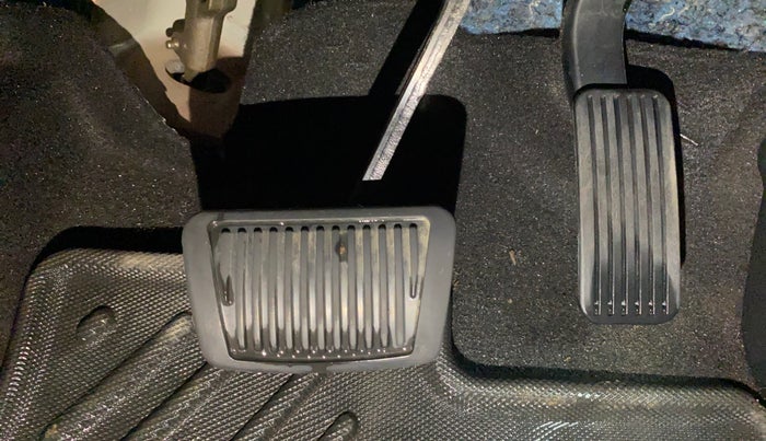 2022 KIA CARENS LUXURY PLUS 1.4 PETROL DCT 7 STR, Petrol, Automatic, 37,117 km, Pedals