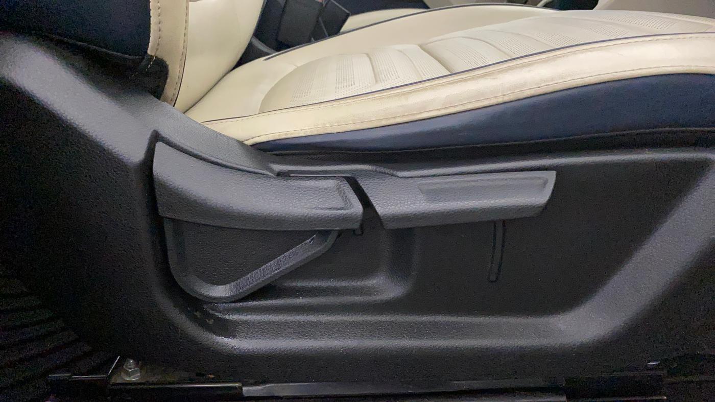 2022 KIA CARENS LUXURY PLUS 1.4 PETROL DCT 7 STR, Petrol, Automatic, 37,117 km, Driver Side Adjustment Panel