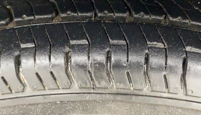 2019 Renault Kwid CLIMBER 1.0 AMT, Petrol, Automatic, 15,910 km, Left Front Tyre Tread