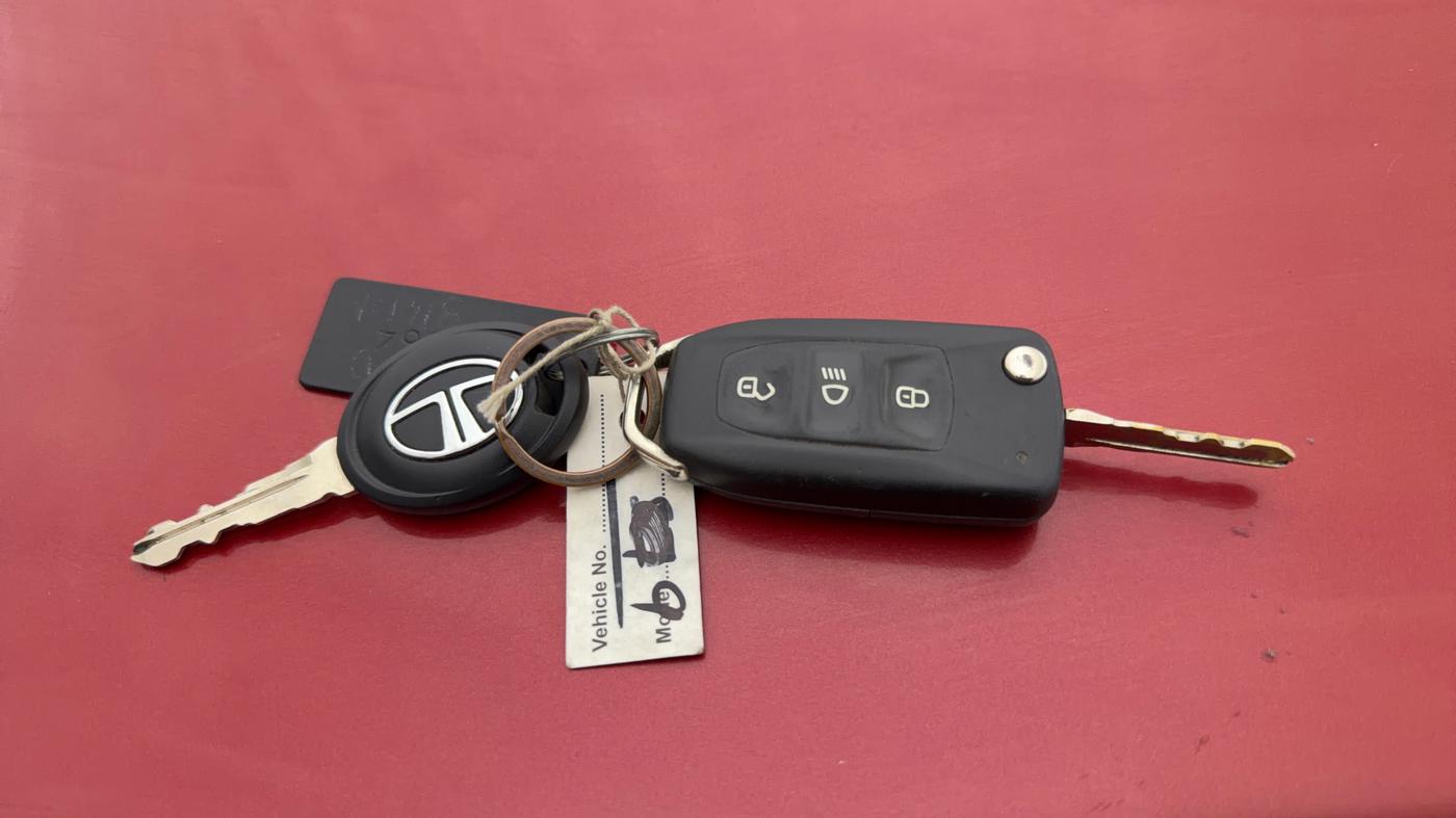 2017 Tata TIGOR XZ PETROL, CNG, Manual, 74,324 km, Key Close Up