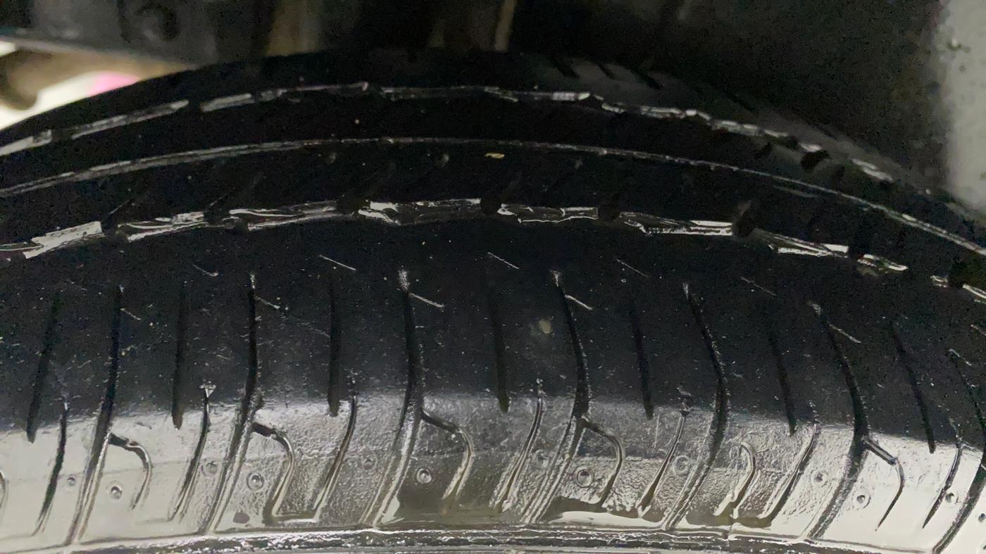 2016 Maruti Swift VXI, Petrol, Manual, 58,408 km, Right Rear Tyre Tread