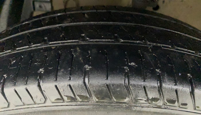 2016 Maruti Swift VXI, Petrol, Manual, 58,408 km, Left Front Tyre Tread