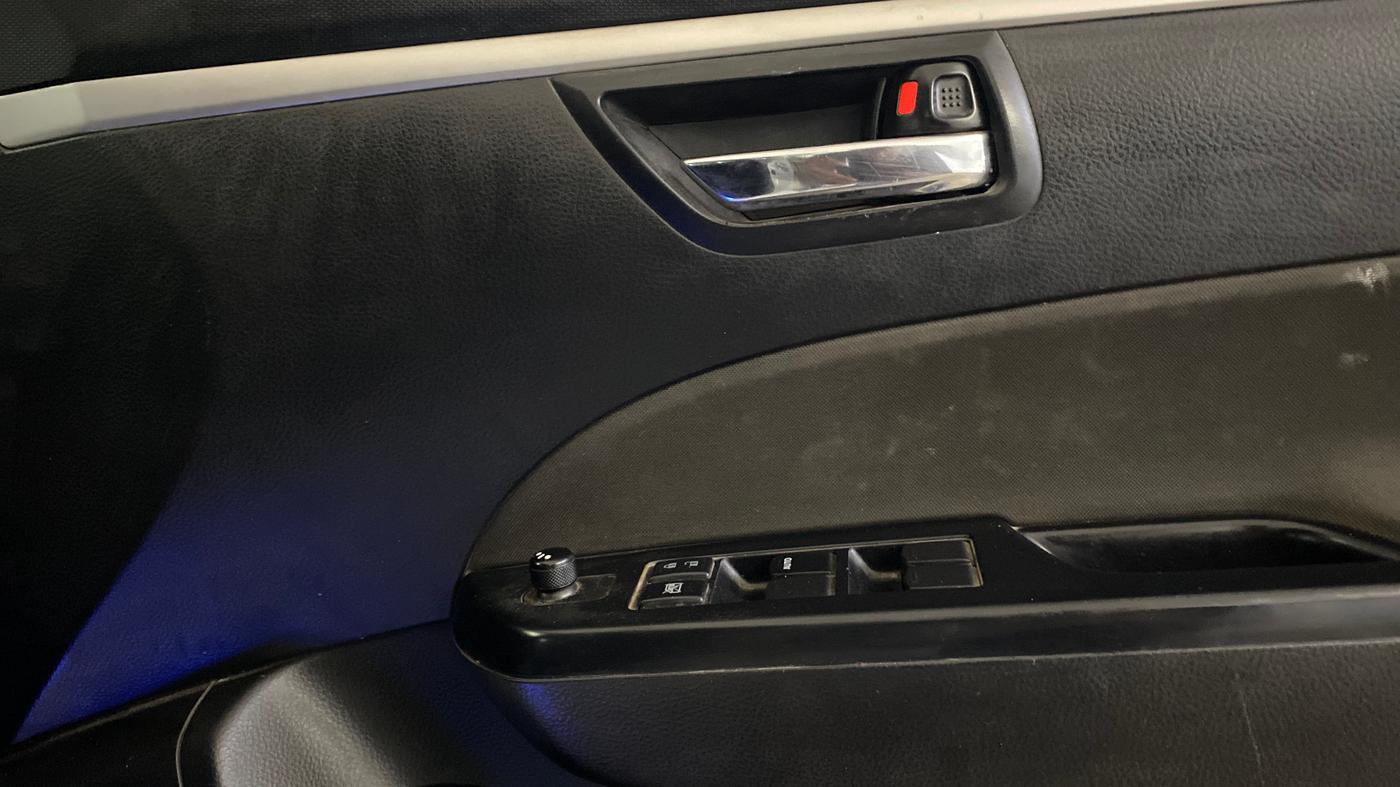 2014 Maruti Swift VXI, Petrol, Manual, 33,948 km, Driver Side Door Panels Control