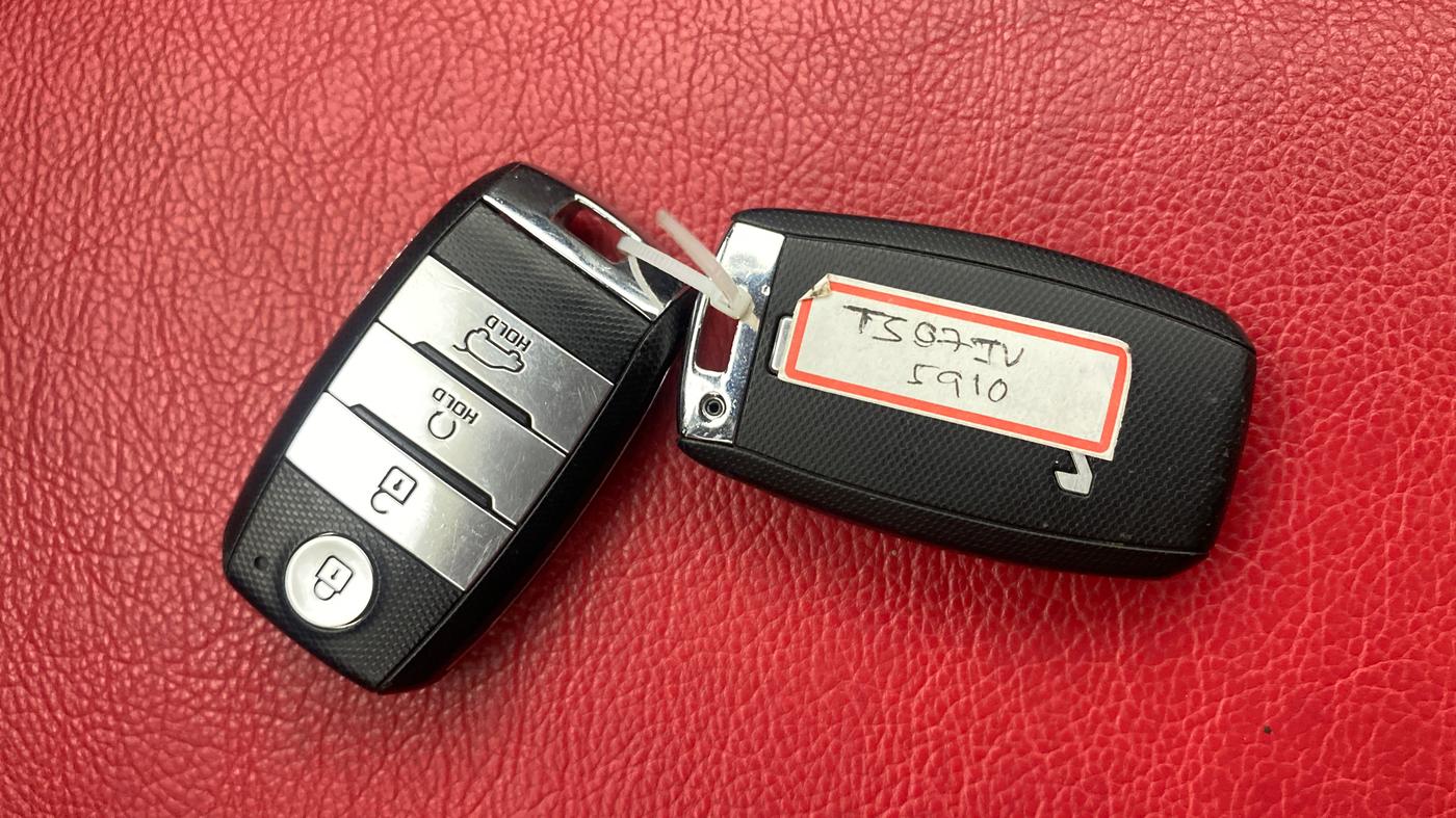 2023 KIA SONET HTX 1.0 IMT, Petrol, Manual, 43,834 km, Key Close Up