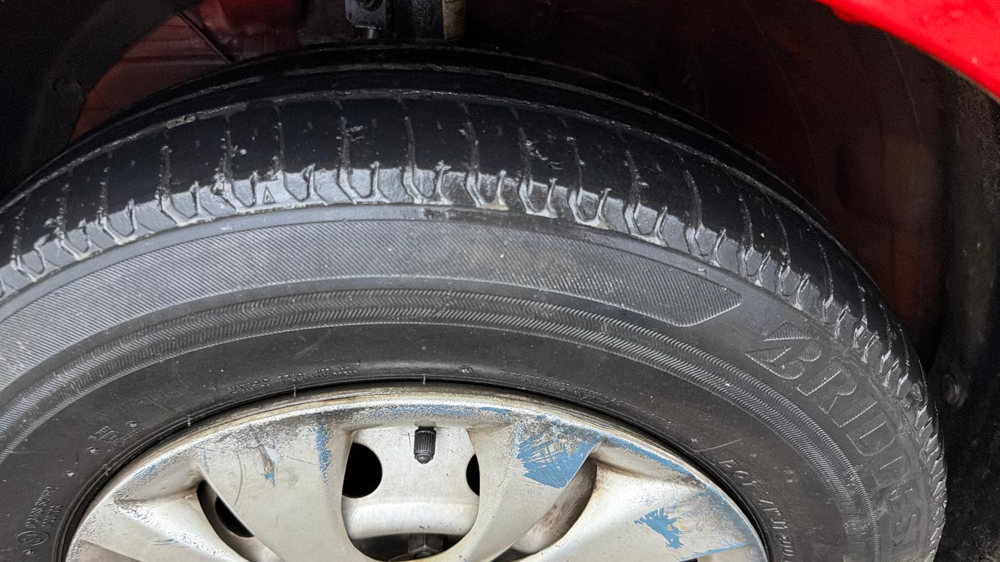 2018 Maruti Swift LXI, Petrol, Manual, 64,177 km, Left Front Tyre Tread