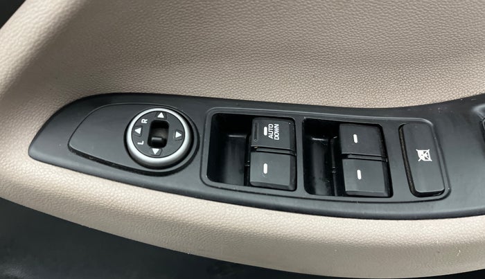 2020 Hyundai Elite i20 MAGNA PLUS 1.2, Petrol, Manual, 44,157 km, Driver Side Door Panels Control