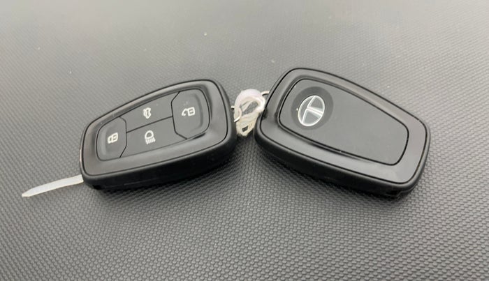 2021 Tata NEXON XZ PLUS DIESEL DUAL TONE, Diesel, Manual, 46,717 km, Key Close Up