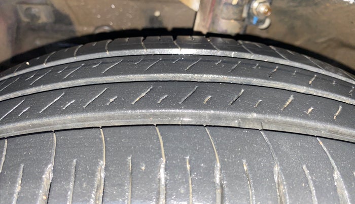 2015 Maruti Swift VXI, Petrol, Manual, 76,694 km, Left Front Tyre Tread