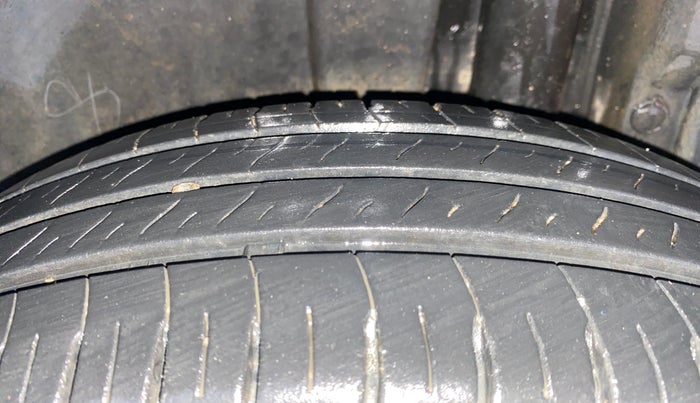 2015 Maruti Swift VXI, Petrol, Manual, 76,694 km, Left Rear Tyre Tread