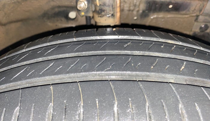 2015 Maruti Swift VXI, Petrol, Manual, 76,694 km, Right Front Tyre Tread