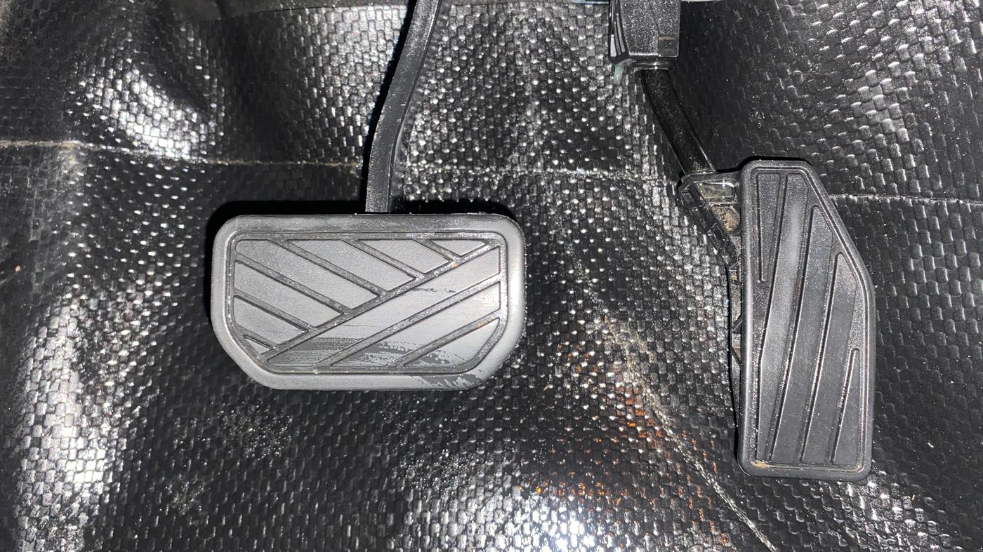 2025 Maruti FRONX ALPHA 1.0L TURBO 6 AT, Petrol, Automatic, 34,614 km, Pedals