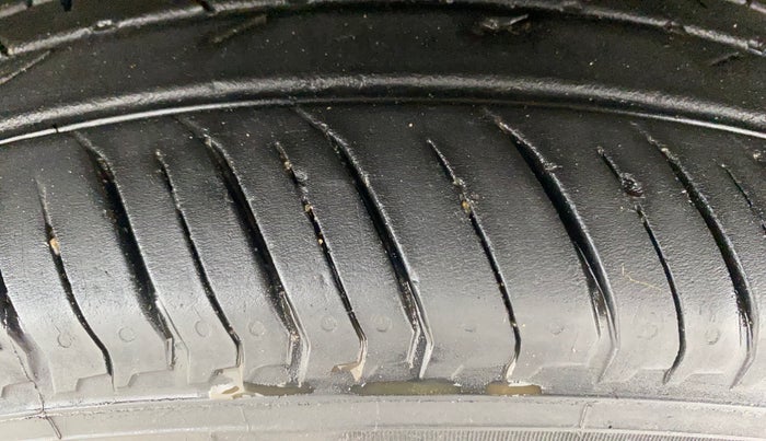 2021 Nissan MAGNITE XV PREMIUM, Petrol, Manual, 76,083 km, Left Front Tyre Tread