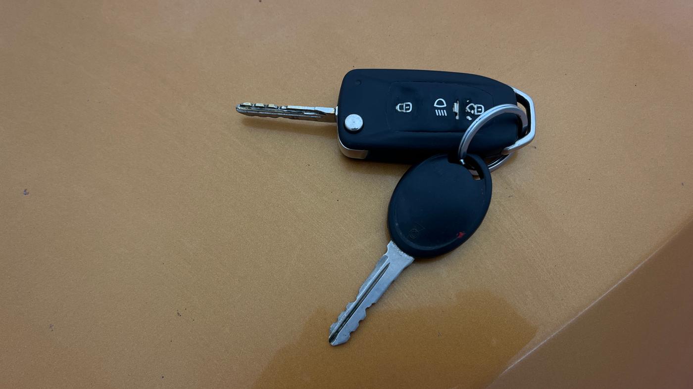 2017 Tata Tiago XM PETROL, CNG, Manual, 88,976 km, Key Close Up
