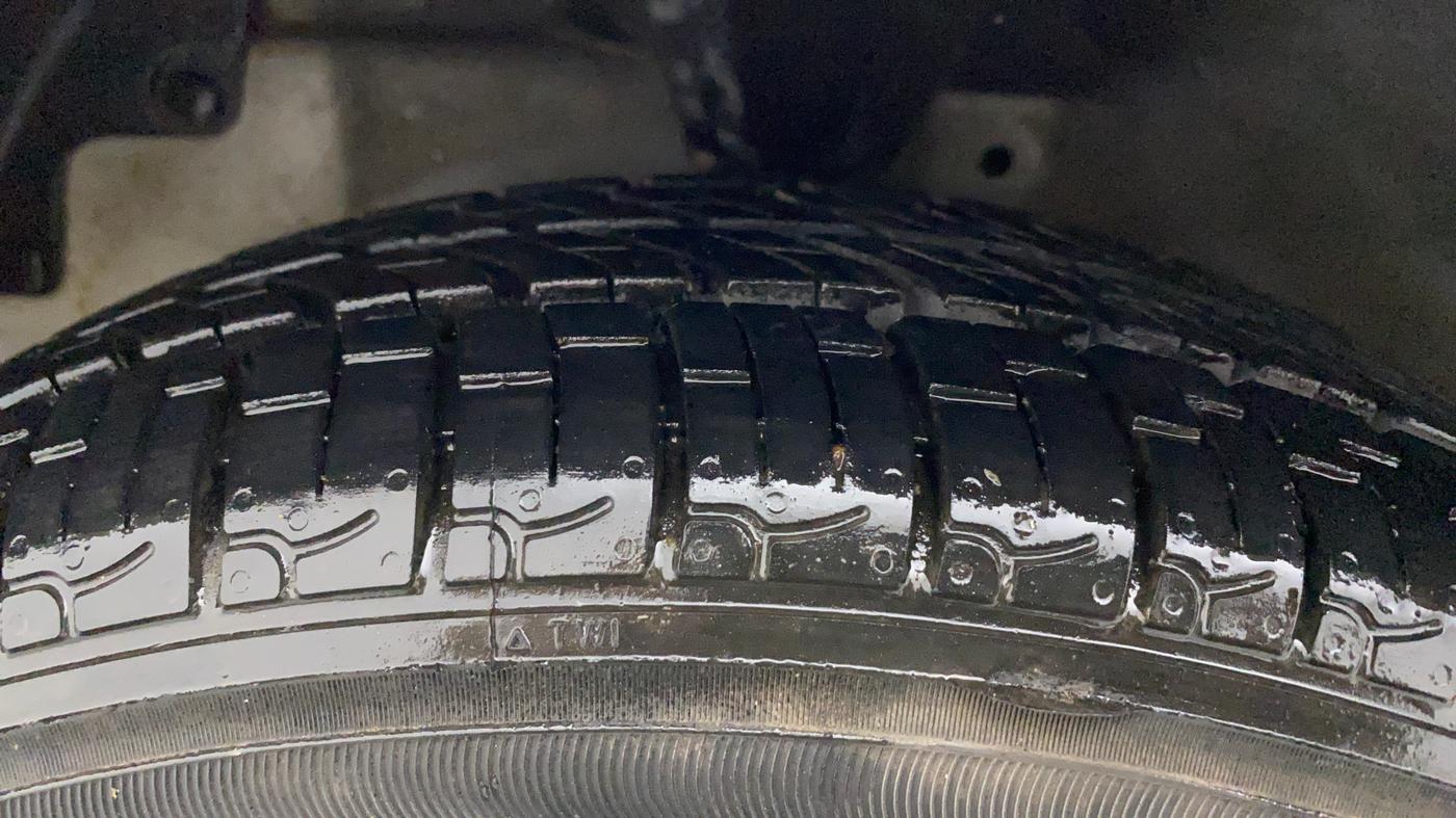 2018 Hyundai Eon ERA +, Petrol, Manual, 30,324 km, Left Front Tyre Tread