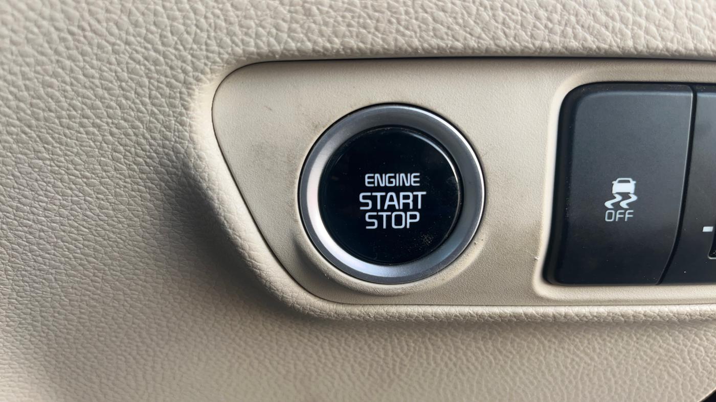 2022 KIA CARENS LUXURY PLUS 1.4 PETROL 7 STR, Petrol, Manual, 68,570 km, Keyless Start/ Stop Button