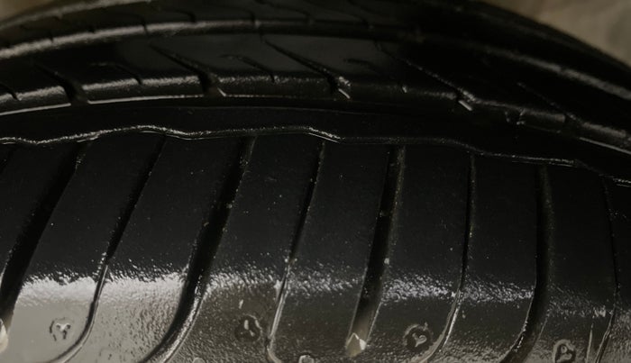 2013 Honda Brio V MT, Petrol, Manual, 91,914 km, Right Front Tyre Tread