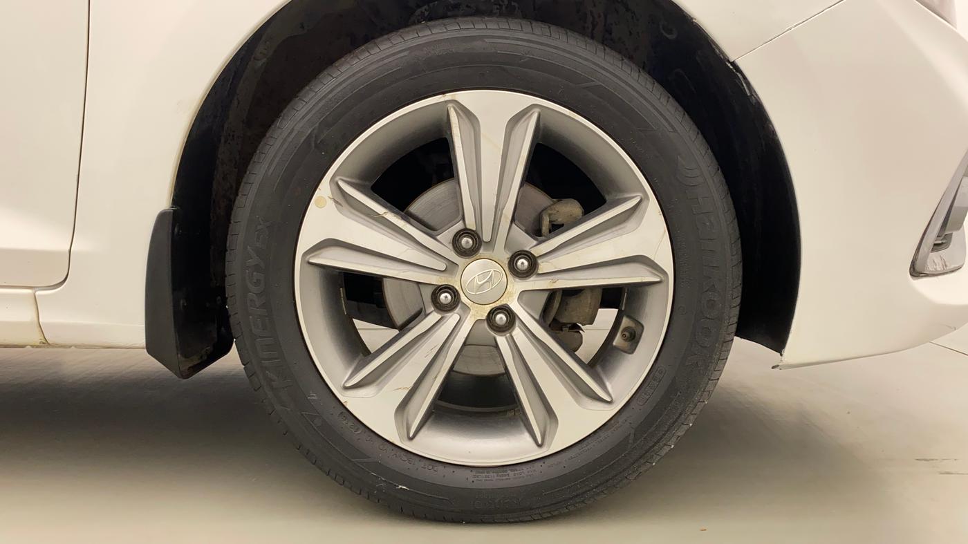 2018 Hyundai Verna 1.6 VTVT SX (O) AT, Petrol, Automatic, 39,147 km, Right Front Wheel
