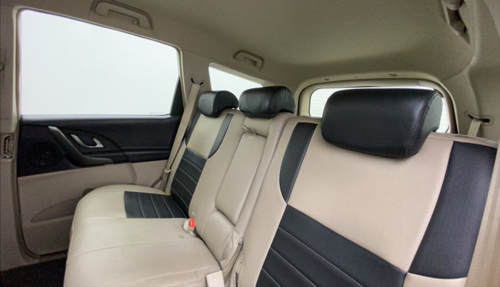 2015 Mahindra XUV500 W6, Diesel, Manual, 59,139 km, Right Side Rear Door Cabin