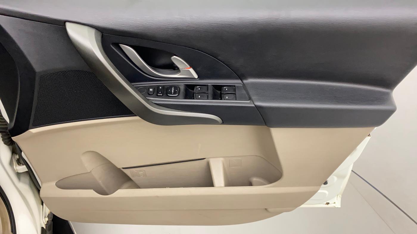 2015 Mahindra XUV500 W6, Diesel, Manual, 59,139 km, Driver Side Door Panels Control