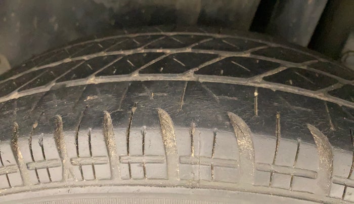 2016 Maruti Swift VXI, Petrol, Manual, 65,077 km, Left Rear Tyre Tread
