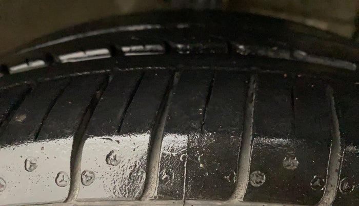 2015 Maruti Ciaz ZXI AT, Petrol, Automatic, 80,214 km, Right Front Tyre Tread