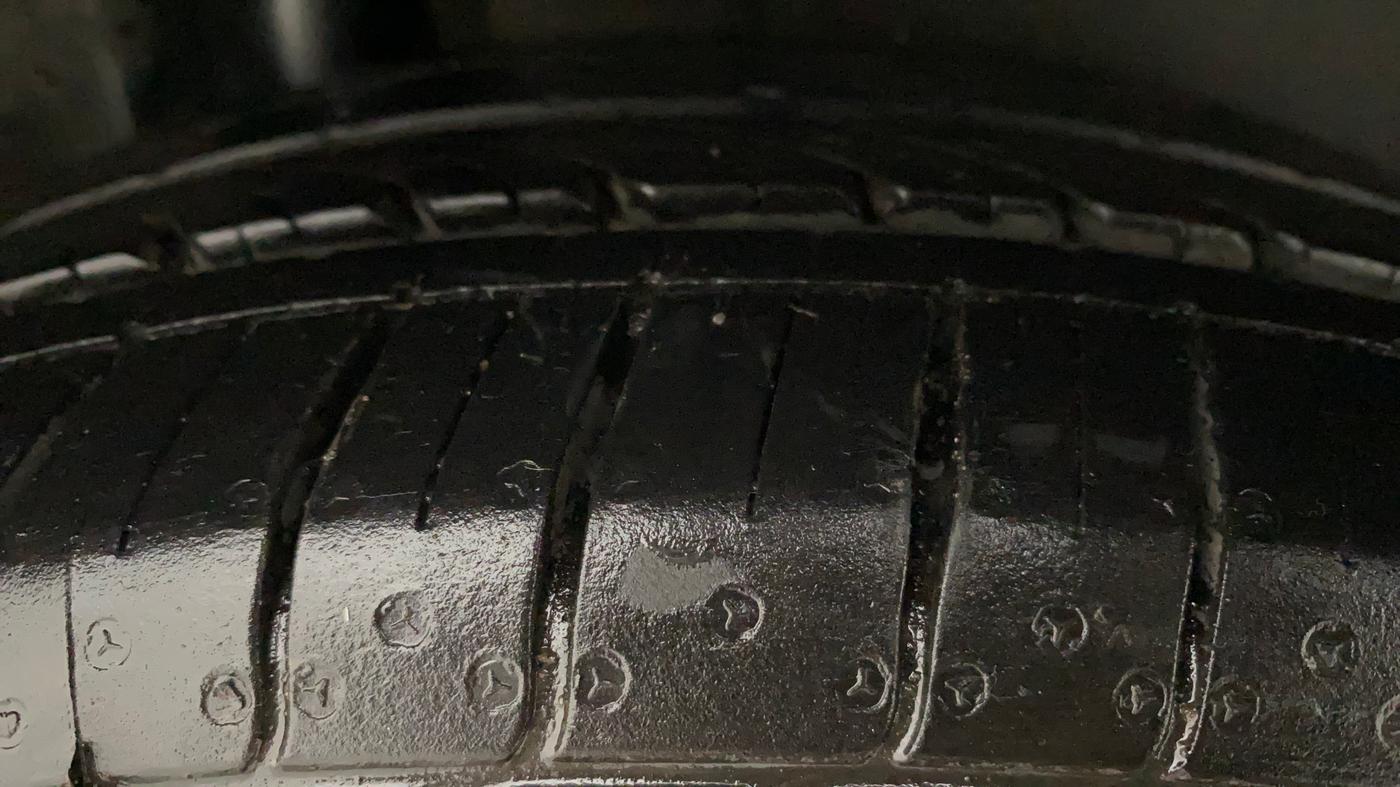 2015 Maruti Ciaz ZXI AT, Petrol, Automatic, 80,214 km, Right Rear Tyre Tread