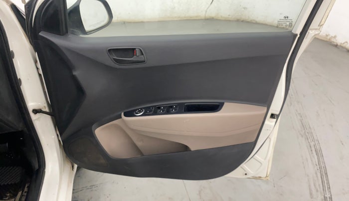 2015 Hyundai Grand i10 MAGNA 1.2 KAPPA VTVT, CNG, Manual, 1,13,214 km, Driver Side Door Panels Control