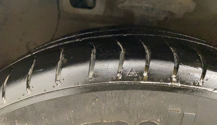 2015 Hyundai Grand i10 MAGNA 1.2 KAPPA VTVT, CNG, Manual, 1,13,214 km, Left Front Tyre Tread