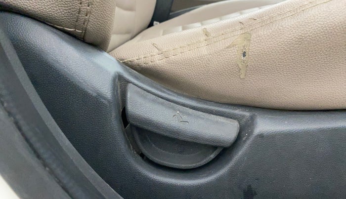 2015 Hyundai Grand i10 MAGNA 1.2 KAPPA VTVT, CNG, Manual, 1,13,214 km, Driver Side Adjustment Panel