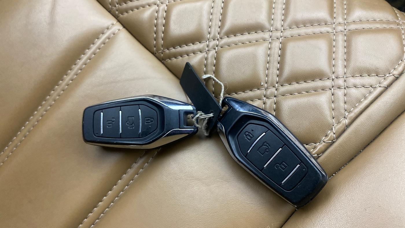 2018 Mahindra XUV500 W11 AT, Diesel, Automatic, 98,663 km, Key Close Up