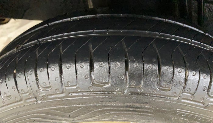 2018 Renault Kwid RXL, Petrol, Manual, 60,101 km, Right Rear Tyre Tread