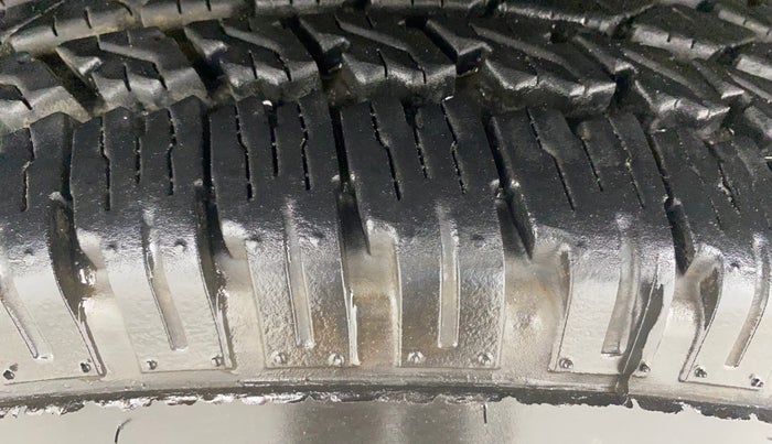 2018 Mahindra TUV300 T10, Diesel, Manual, 97,077 km, Left Front Tyre Tread