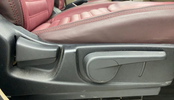 2018 Mahindra TUV300 T10, Diesel, Manual, 97,077 km, Driver Side Adjustment Panel