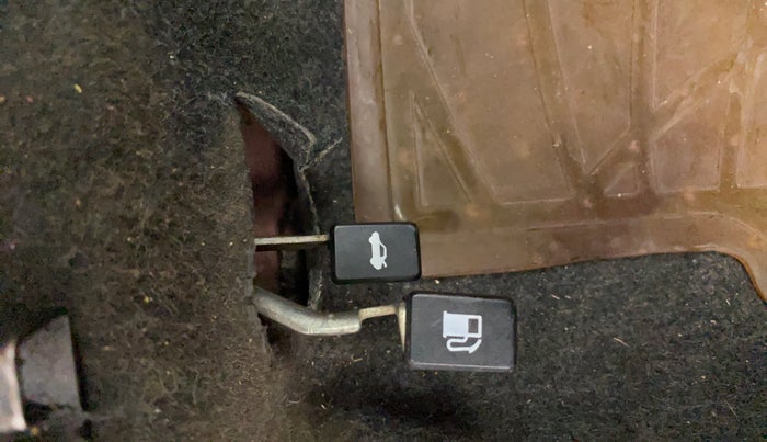 2016 Renault Kwid RXT 1.0 (O), Petrol, Manual, 42,460 km, Flooring - Dicky opening lever is not working