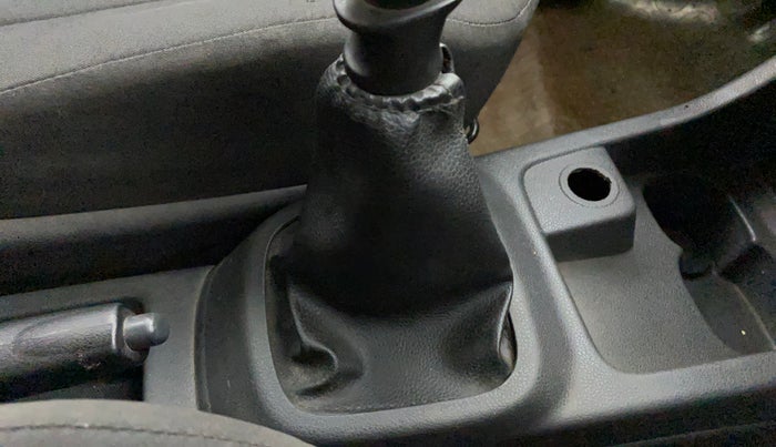 2016 Renault Kwid RXT 1.0 (O), Petrol, Manual, 42,460 km, Gear lever - Boot cover slightly torn