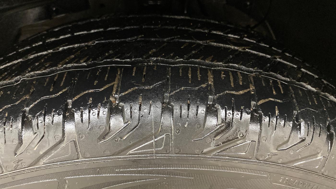 2014 Mahindra XUV500 W4, Diesel, Manual, 97,259 km, Left Front Tyre Tread